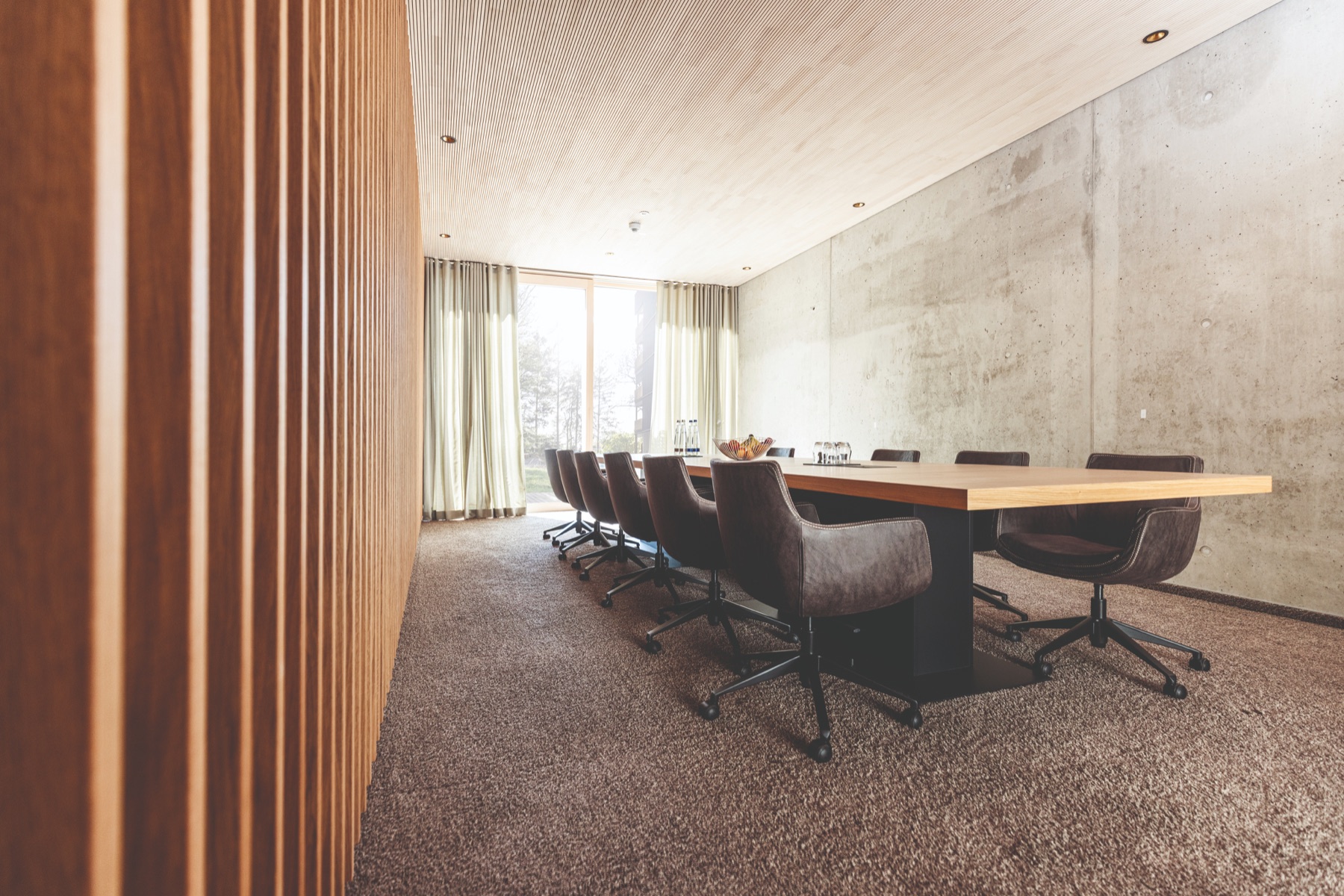 Seminarraum Nova mit Konferenztisch